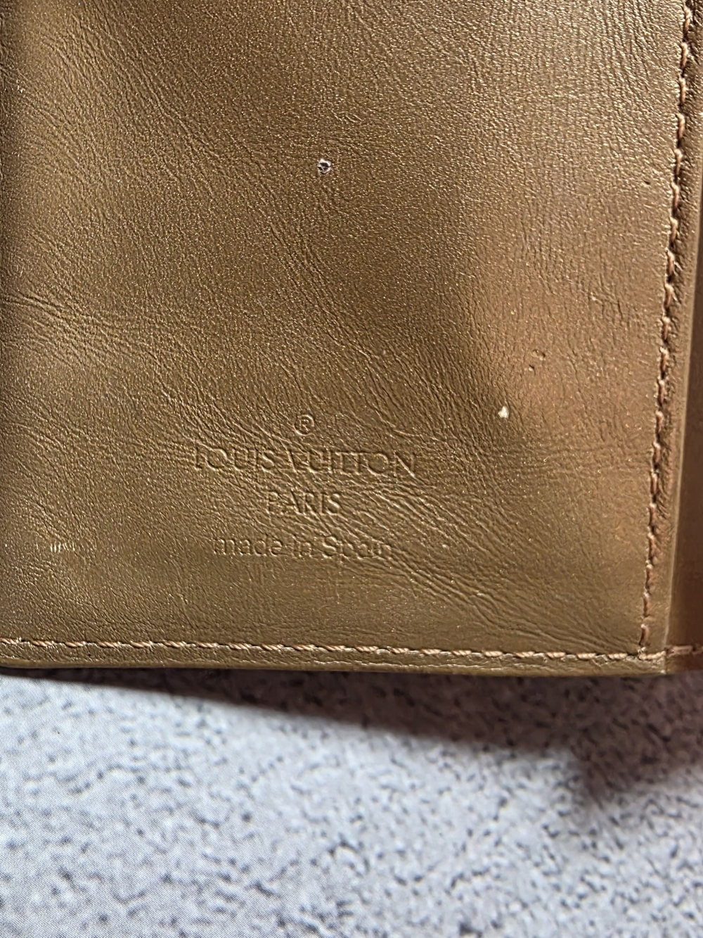 Louis Vuitton Gold Embossed Monogram Vernis Compact Agenda Cover - Picture 6 of 16